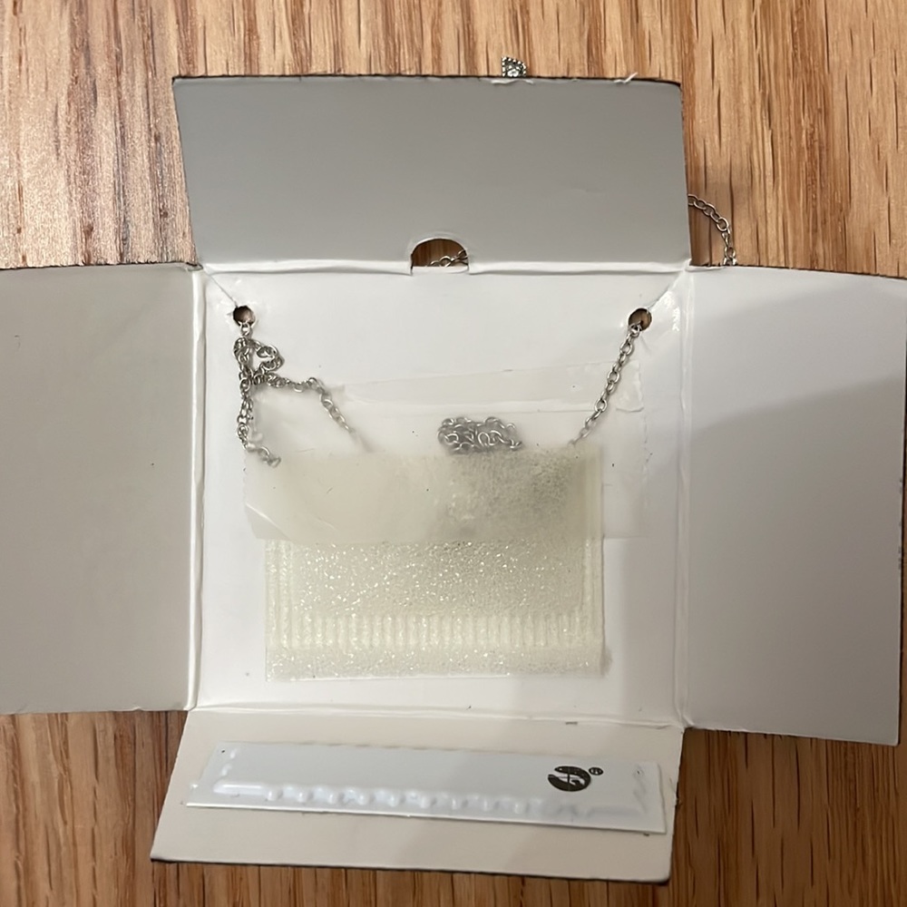 The letter A necklace - Picture 3 of 3